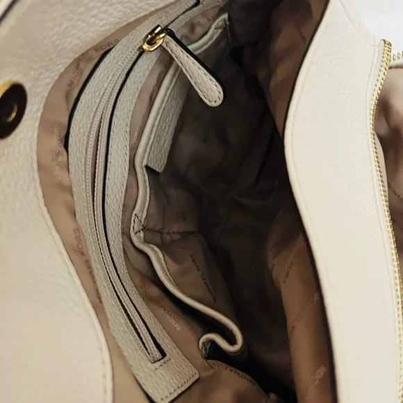 Elegant Cream Leather Shoulder Bag - Picture 7 of 7